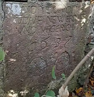 Darunter: „(...) und Teich von Grund auf new erbawt und ufgericht Anno 1637“. Darunter das Doppelwappen Hanxleden / Saldern, darunter die Initialen der Beiden: „F.A.V.H. (und) S.V.S.“.