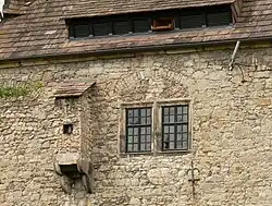 Fassade mit überkuppelten Fenstern und Aborterker, im Dach sind Schleppluken