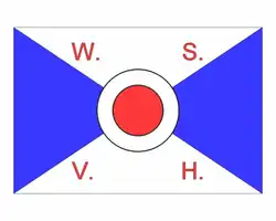 Von rechts und links ragen blaue Dreiecke in die Flagge, die Dreiecke oben und unten sind weiß. In der Mitte ist ein roter Kreis in einem weißen Kreis. In roter Schrift sind die Buchstaben W. S. V. H. zu sehen.