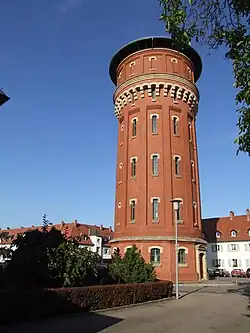 Der Wasserturm, errichtet 1883, stand damals allein auf freiem Feld. Später wuchs die Siedlung Am Wasserturm dort und heute ist er neben dem DRV-Hochhaus das Wahrzeichen des Stadtteils Speyer-West. Gelegen auf der Hochterrasse ist der Süden von Speyer-West geographisch der höchste Punkt in Speyer.