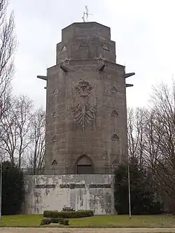 Wasserturm und Gedenkstätte auf dem Wartberg