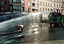 Wasserwerfer am 1. Mai 2001 in Berlin-Kreuzberg