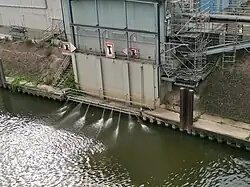 Verdünnung von Abwässern im Industriepark Frankfurt-Höchst mit Wasserdüsen.