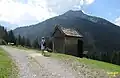 Kapelle in Mitteregg mit Schlierewand (2217 m) im Hintergrund