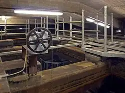 Mehrere miteinander verbundene Behälter nehmen insgesamt 300 m³ Wasser auf.