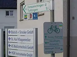 Wegweiser des Donauradweges, Radwegweiser mit Kennzeichnung von Themenrouten und Betriebswegweiser in Nendingen, Baden-Württemberg
