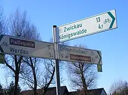 Wegweiser am Pleiße-Radweg in Langenhessen (Werdau)
