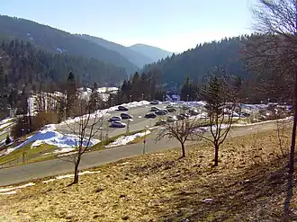 Der Parkplatz der Klinik, ehemalige Stelle des Baus von 1961
