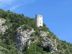 Oberhalb des zur Gemeinde gehörenden Dorfes Podpeč befindet sich ein venezianischer Wehrturm, der spätestens seit dem frühen 15. Jahrhundert als Verteidigungsanlage diente