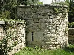 Eckturm in der Wehrmauer der Kirche in Milda