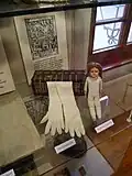 Glacéhandschuhe und Puppe mit Lederbalg