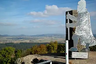 Blick von der Weidelsburg in Richtung Westnordwesten, u. a. mit Hohem Dörnberg (mittig links) und Hohem Habichtswald (mittig) im Hintergrund