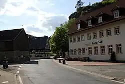 Der Weismainer Ortsteil Weihersmühle aus nordöstlicher Richtung. Links die Weihersmühle, rechts der ehemalige Landgasthof Zur Forelle