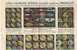 Eine Anzeige für Weihnachtsbaumschmuck in einer Zeitung. Es werden viele verschiedene Formen beworben, unter anderem in Form bunter, abstrakter Formen oder echter Gegenstände wie einer Trompete, eines Engels und einer Gurke.