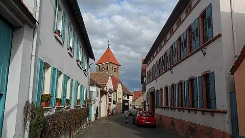 Hauptstraße mit Bürgerhaus (rechts)