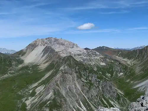 Weissflue (links), Weissfluhjoch (rechts) und die Gipfelbahn dazwischen, aufgenommen von der Chüpfenflue