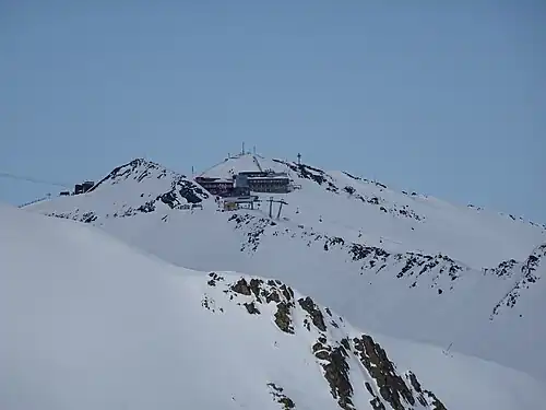 Starker Zoom zum Weissfluhjoch.