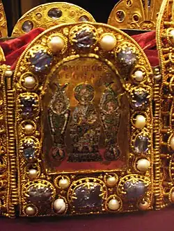 Bildplatte in der Reichskrone des Heiligen Römischen Reichs: Christus flankiert von zwei Engeln, darüber der Sinnspruch P(er) me reges regnant („Durch mich regieren die Könige“)