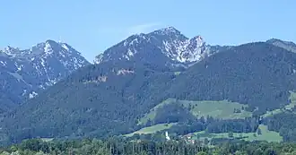 Hochsalwand (Mitte) mit Lechnerkopf, von Flintsbach aus gesehen, links der Wendelstein
