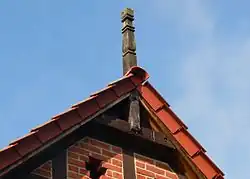 Wendenknüppel an einem Hallenhaus im Wendland