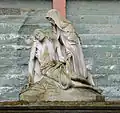 Pietà an der Außenwand, geschaffen von August Wäscher