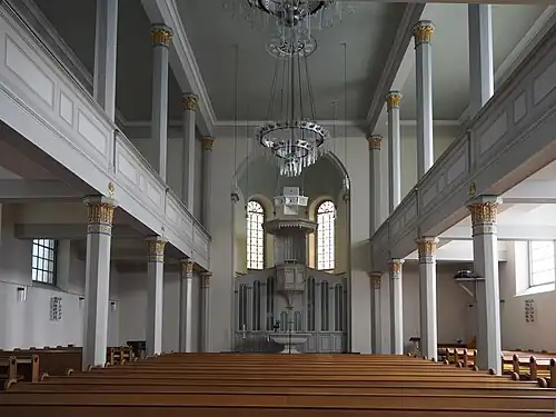 Langhaus nach Osten mit hohen Emporen