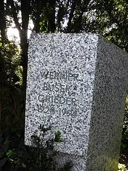 Werner Buser-Grieder (1928–1994) Werklehrer, Objektkünstler, Zeichner. Zbyslaw Wozniak (1906–1991) Lyrischer Tenor, Konzertsänger, Erna Weber (1920–2011). Felix Grieder (1931–1983) Gitarrenbauer, Atelier für Geigenbau, Basel. Ewa Grieder-Wozniak (1940–1983). Familiengrab, Wolfgottesacker in Basel.