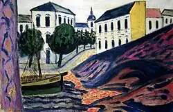 Vor mehreren vorwiegend weißen Häusern und einer Kirche im Hintergrund ist aufgetürmter Sand oder Schutt zu sehen. Ein Segelschiff fährt auf einem Gewässer bis direkt an den Berg. Links rahmt möglicherweise ein Vorhang die Szene ein.