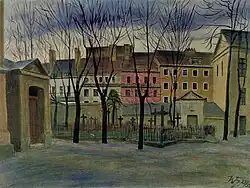 Blick durch einige kahle Bäume auf einen Friedhof und eine dahinter liegende Häuserfront. Links befindet sich das Portal einer Kapelle. Der Boden im Vordergrund ist schneebedeckt.