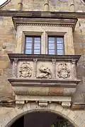 Wernstein, Erker mit Wappen über dem äußeren Tor