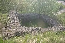 Grundmauerreste des quadratischen Bergfrieds