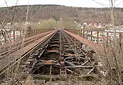 Blick auf die Brücke aus Richtung Bahnhof nach Norden zum Questenberg mit nur noch einem Gleis