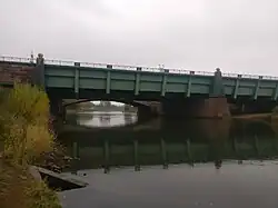 Die Schiffsdurchfahrt der Weser, im Hintergrund die alte Brücke. Aufgenommen von Norden.
