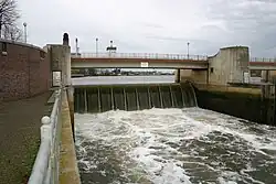 Geöffnete Fischbauchklappe am Weserwehr in Bremen