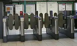 Ticketbarrieren in der Station West Kensington, die gelben Leser sind für die Oyster Card.