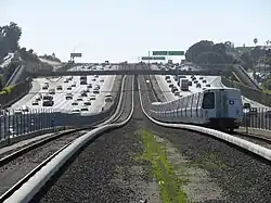 Verkehrswegebündelung mit U-Bahn (BART) in Mittellage zwischen den Richtungsfahrbahnen einer Autobahn (Interstate 580)