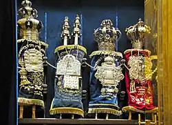 In Mäntel gehüllte Torarollen in der Westend-Synagoge, Frankfurt am Main