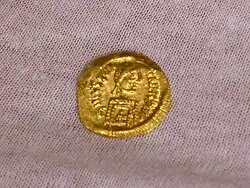 Die Goldmünze, ein Tremissis, befand sich als „Charonspfennig“ im Mundraum des Toten