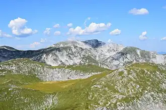 Blick vom Fölzkogel nach Norden auf den Ringkamp (mittig hinten), davor rechts der Hutkogel, links der Wetterkogel.