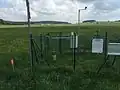 Wetterstation, dahinter Startbahn und Gebäude