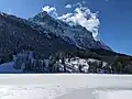 Zugefrorener Ferchensee mit Wettersteingrat