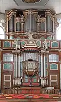 Lutherischer Kanzel-Orgel-Altar im Rokoko-Stil (1764) in der Hospitalkirche in Wetzlar