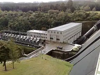 Whakamaru Power Station mit der Hochwasserentlastung im Vordergrund