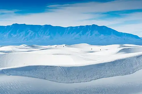 Ausgedehntes Dünenfeld aus Selenitkörnchen im White Sands National Park, New Mexico, USA