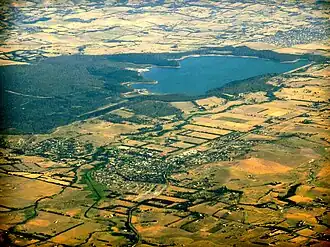 Yan Yean Reservoir mit der Stadt Whittlesea im Vordergrund