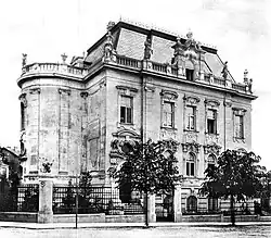 Abgebrochen: Richard-Kralik-Platz 4, Oberdöbling, Villa Eugenie Wolff,[8] erbaut 1896–97 von Hermann Müller[9] und Albert Hans Pecha[10]. (Siehe auch: [5], 1923)