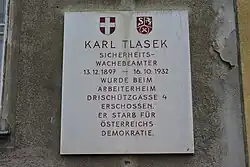 Gedenktafel mit der Aufschrift Karl Tlasek Sicherheitswachebeamter 13.12.1897 bis 16.10.1932 wurde beim Arbeiterheim Drischützgasse 4 erschossen. Er starb für Österreichs Demokratie.
