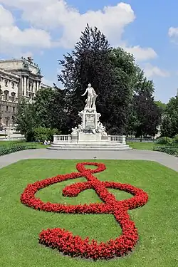 Notenschlüssel und Statue