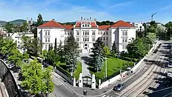 Nr. 1–3: Villa Hohe Warte mit Beginn der Straße rechts