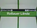 Modernes Design der Stationsbezeichnung der U4 in der Station Roßauer Lände und …